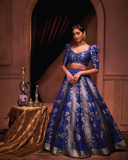 Breathtaking Banarasi Outfit For This Wedding Season!