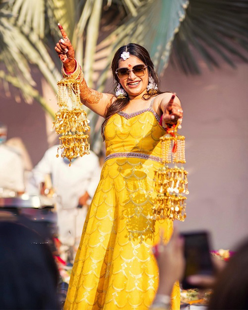Smashing Yellow Outfit For Your Haldi!