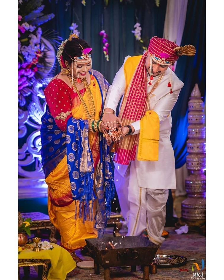 Maharashtrian bride and groom exchanging garlands in wedding, Stock Photo,  Picture And Low Budget Royalty Free Image. Pic. ESY-040556640 | agefotostock