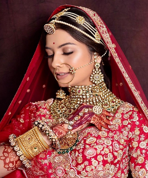 Rajasthani Bride Designed A Red ‘Poshak’ With Traditional White ‘Chooda’ For Her Wedding Day